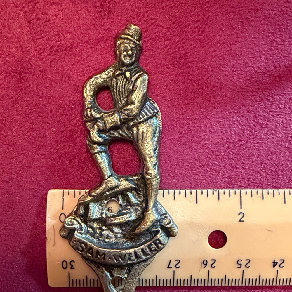 Set of 4 antique brass hooks  - Charles Dickens characters. - Picture 7 of 14